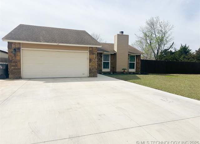 Property at 462 E 136th Pl, Glenpool, OK 74033, 3 beds, 2 baths