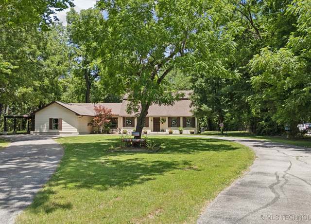 Property at 490 E New Orleans St, Broken Arrow, OK 74011, 5 beds, 3.5 baths