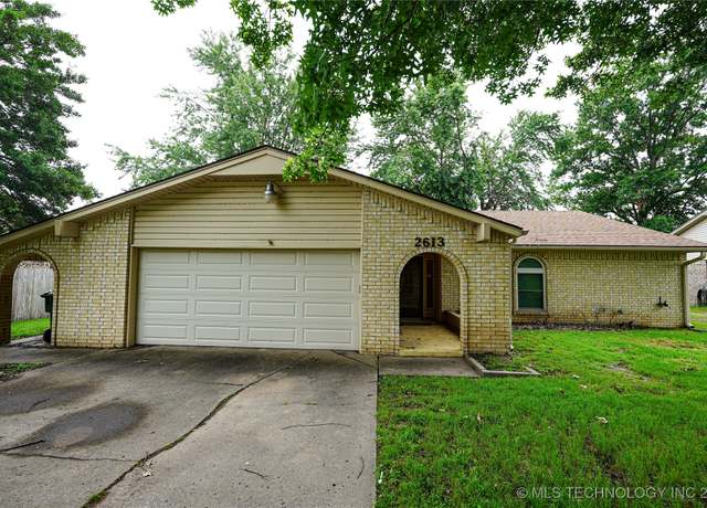 Property at 2613 Turner St, Muskogee, OK 74403, 3 beds, 2 baths
