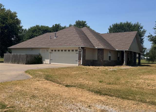 Property at 102 Morning Ln, Coffeyville, KS 67337, 4 beds, 2.5 baths