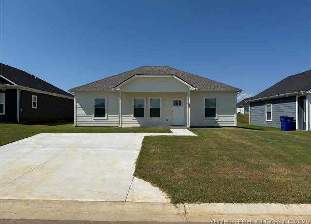 Property at 54 Middle St, Durant, OK 74701, 4 beds, 2 baths