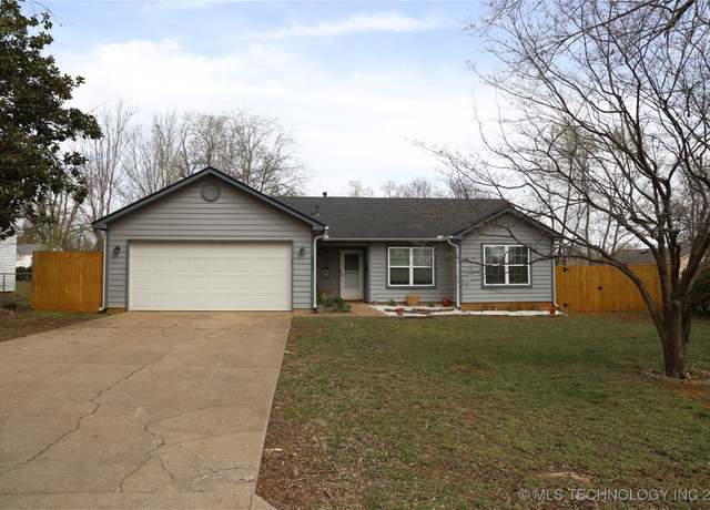 Property at 211 W 43rd St, Sand Springs, OK 74063, 4 beds, 2 baths