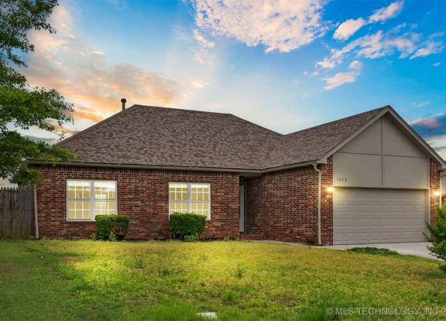 Property at 1009 W Boston St, Broken Arrow, OK 74012, 3 beds, 2 baths