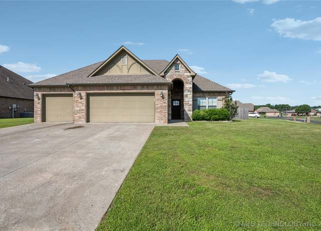 Property at 1009 Woodland Rd, Claremore, OK 74019, 3 beds, 2 baths
