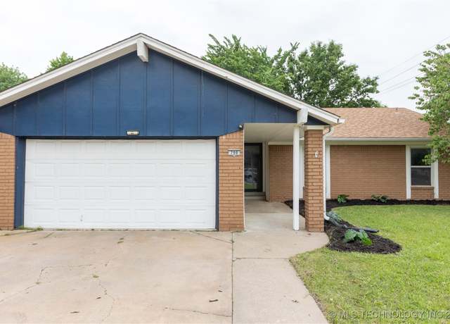 Property at 700 W Boston St, Broken Arrow, OK 74012, 3 beds, 2 baths