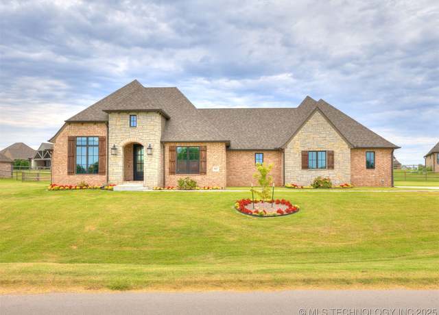 Property at 8403 E 106th Pl, Owasso, OK 74055, 4 beds, 2.5 baths