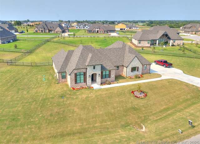 Property at 8403 E 106th Pl, Owasso, OK 74055, 4 beds, 2.5 baths