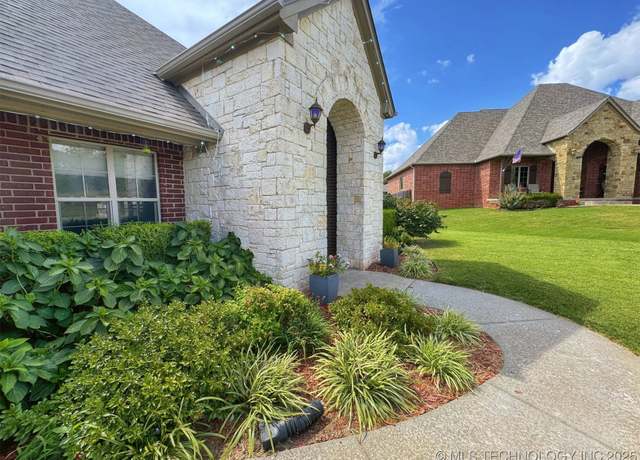 Property at 661 Kingston Pl, Tahlequah, OK 74464, 3 beds, 2 baths