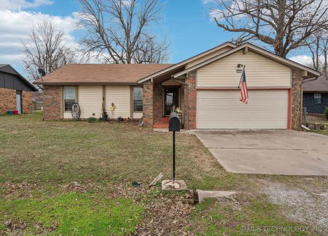 Property at 414 E Maple St, Skiatook, OK 74070, 3 beds, 2 baths