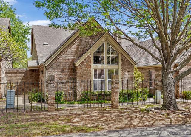 Property at 5122 S Columbia Ct, Tulsa, OK 74105, 2 beds, 2 baths