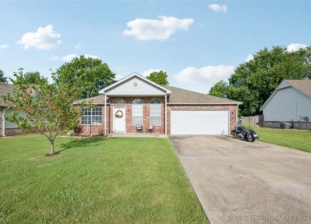 Property at 610 N Bixby St, Coweta, OK 74429, 3 beds, 2 baths