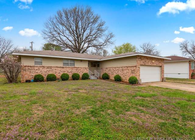 Property at 327 Mississippi St, Nowata, OK 74048, 3 beds, 1.5 baths