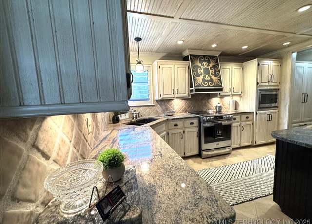 Property at 2516 W Dallas Ct, Broken Arrow, OK 74012, 4 beds, 2 baths