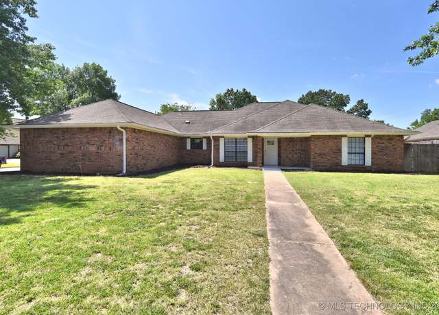 Property at 7020 E 89th St, Tulsa, OK 74133, 3 beds, 2.5 baths