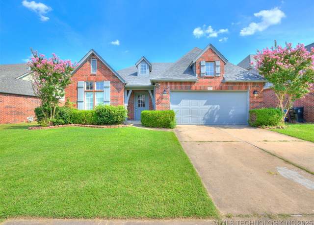 Property at 921 S Desert Palm Ave, Broken Arrow, OK 74012, 4 beds, 3 baths