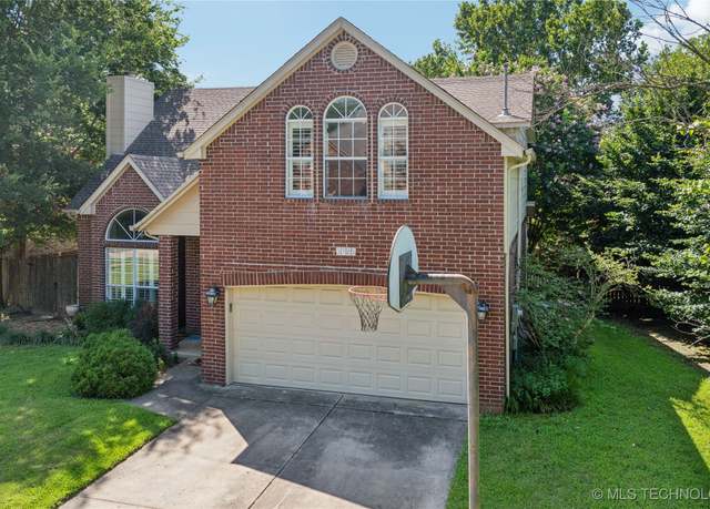 Property at 3725 W Freeport St, Broken Arrow, OK 74012, 3 beds, 2.5 baths