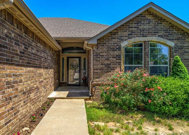 Property at 1912 Lester Ave, Bartlesville, OK 74006, 4 beds, 2 baths