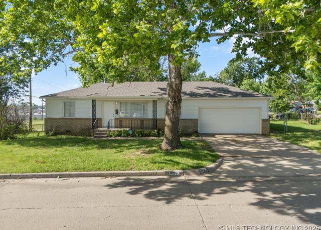 Property at 6210 E 17th St, Tulsa, OK 74112, 3 beds, 1 bath
