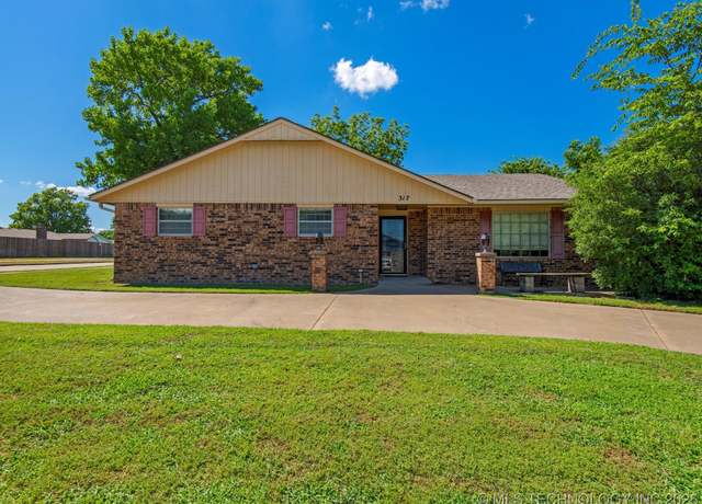 Property at 317 NE Autumn Ct, Bartlesville, OK 74006, 4 beds, 2.5 baths