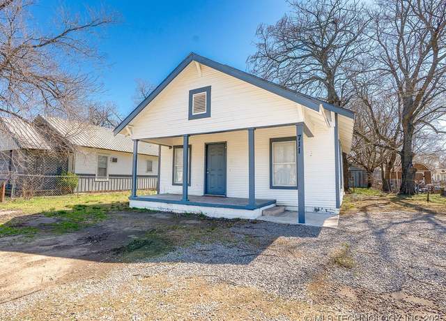 Property at 711 W 8th, Ada, OK 74820, 3 beds, 1 bath