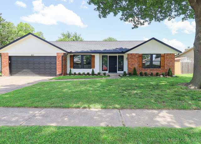 Property at 205 S Kalanchoe Ave W, Broken Arrow, OK 74012, 3 beds, 2 baths