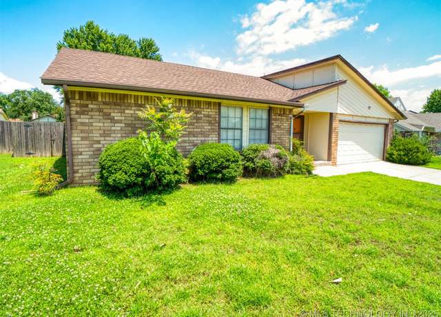 Property at 1136 W Durham St, Broken Arrow, OK 74011, 3 beds, 2 baths