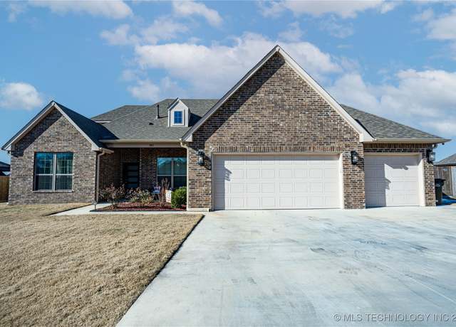 Property at 182 N Phillips St, Skiatook, OK 74070, 5 beds, 3 baths