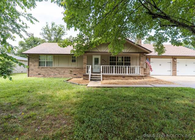Property at 902 S Mission Ave, Tahlequah, OK 74464, 4 beds, 2 baths
