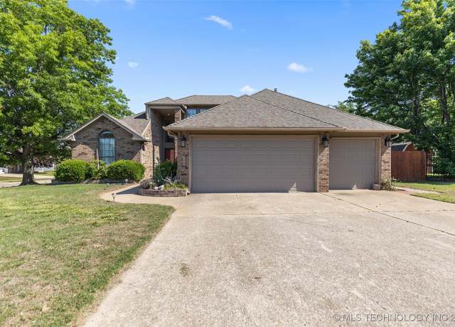 Property at 302 E Granger Pl, Broken Arrow, OK 74012, 3 beds, 2 baths