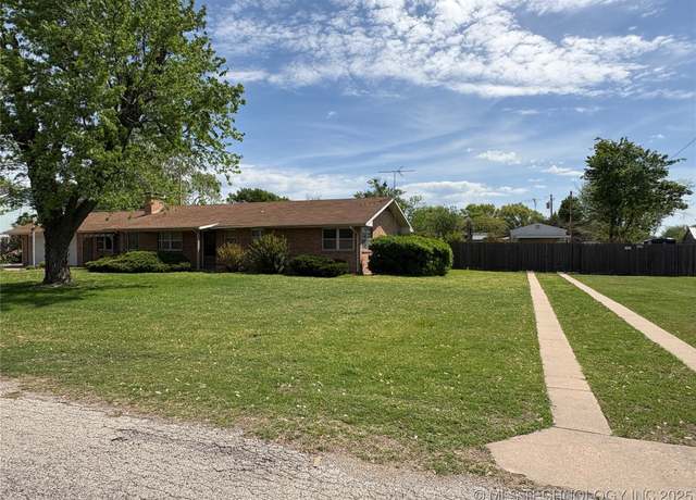 Property at 1800 Jefferson Pl, Bartlesville, OK 74006, 3 beds, 2 baths