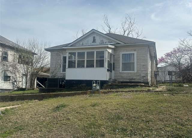 Property at 305 W Gentry St, Henryetta, OK 74437, 2 beds, 1 bath
