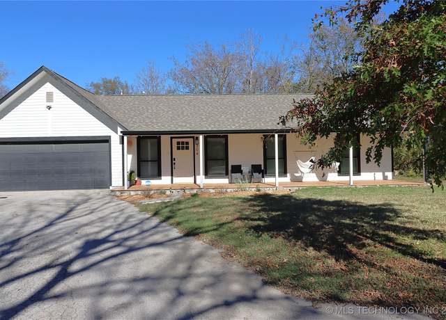 Property at 304 NW 5th St, Wagoner, OK 74467, 3 beds, 2 baths