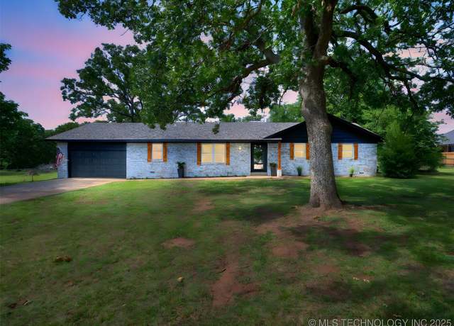 Property at 701 W 41st St, Sand Springs, OK 74063, 4 beds, 2.5 baths
