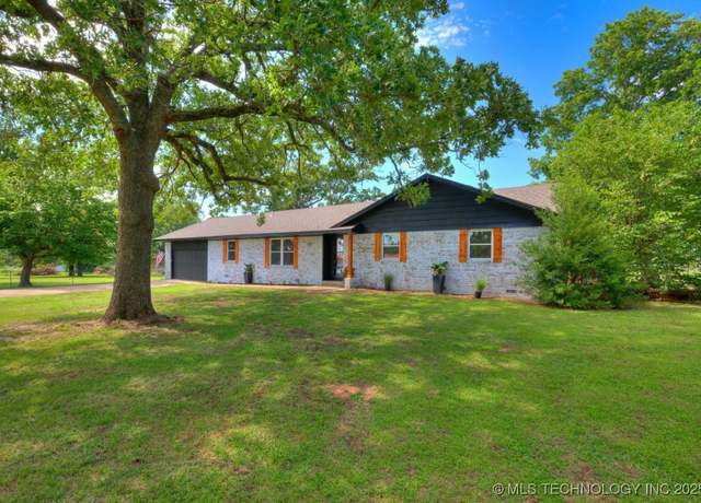 Property at 701 W 41st St, Sand Springs, OK 74063, 4 beds, 2.5 baths