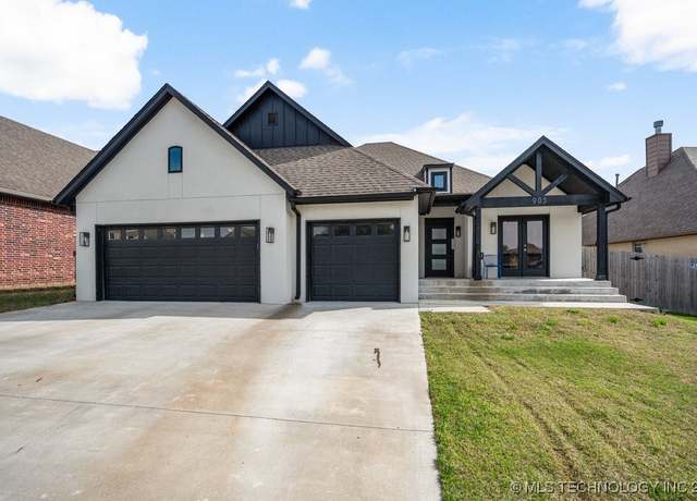 Property at 905 W Fargo Dr, Broken Arrow, OK 74012, 4 beds, 2 baths