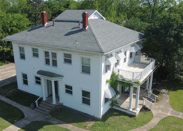 Property at 722 N Washington St, Ardmore, OK 73401, 4 beds, 3 baths
