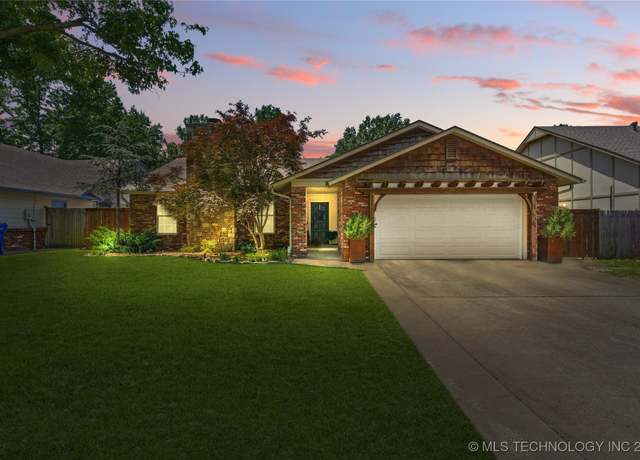 Property at 2913 W Boston St, Broken Arrow, OK 74012, 3 beds, 2 baths