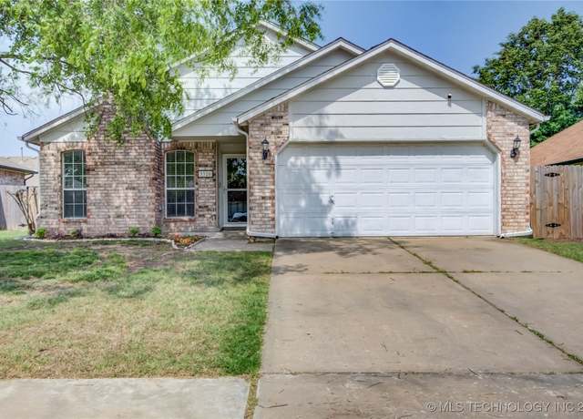 Property at 3320 N 6th St, Broken Arrow, OK 74012, 3 beds, 2 baths