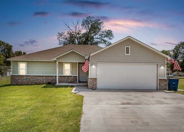 Property at 802 NE 9th St, Wagoner, OK 74467, 3 beds, 2 baths