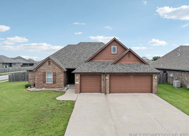 Property at 1620 E Boston Ct, Broken Arrow, OK 74012, 4 beds, 3 baths