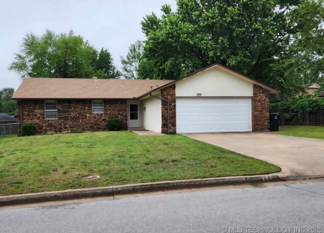 Property at 137 W Jefferson St, Broken Arrow, OK 74011, 3 beds, 2 baths