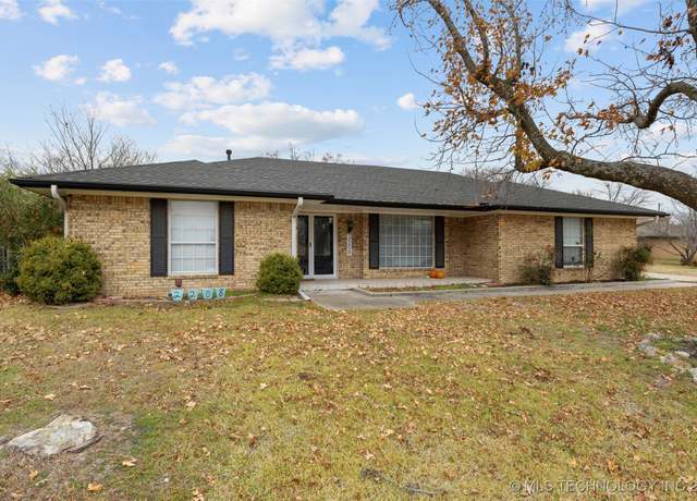 Property at 2208 E Foster Dr, Ada, OK 74820, 3 beds, 2 baths