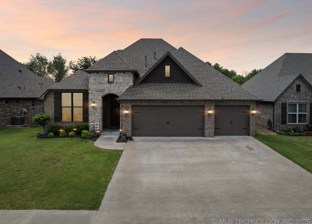Property at 7408 E 81st Pl, Owasso, OK 74055, 5 beds, 2 baths