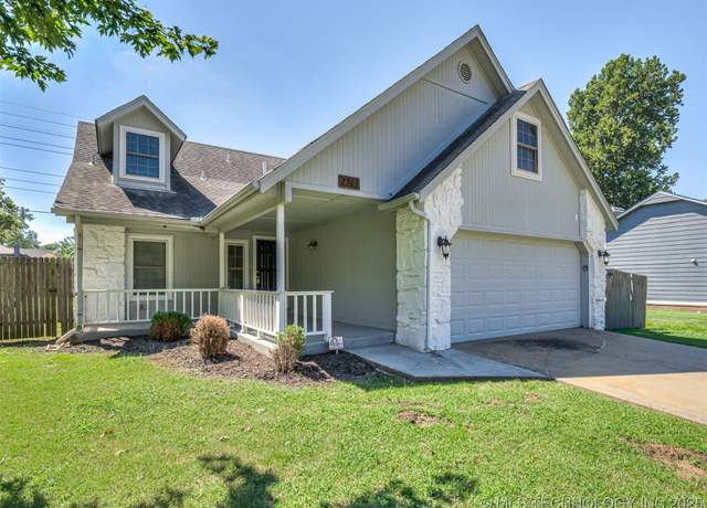 Property at 2705 E Reno St, Broken Arrow, OK 74014, 4 beds, 2.5 baths