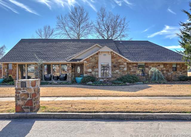 Property at 301 E Kingsport St, Broken Arrow, OK 74011, 3 beds, 2 baths