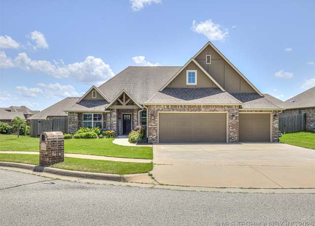 Property at 7616 E 84th St, Owasso, OK 74021, 3 beds, 2 baths