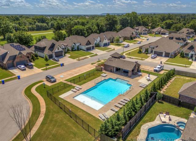 Property at 6705 S Palm Ave, Broken Arrow, OK 74011, 4 beds, 3.5 baths