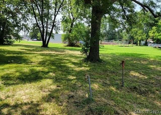 Property at 809 E 9th St N, Claremore, OK 74017