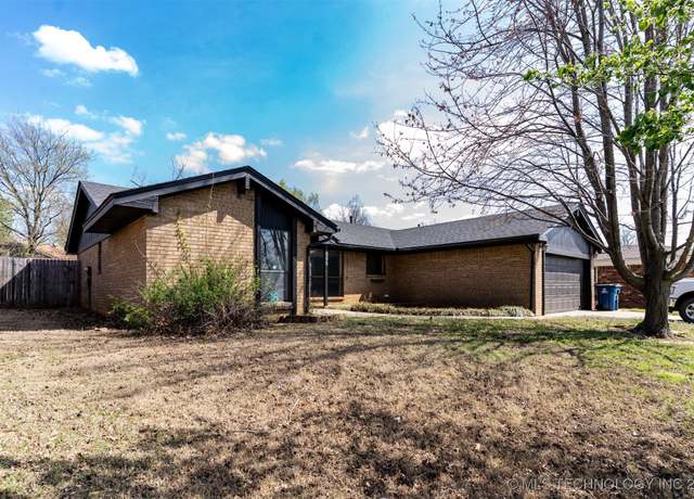 Property at 802 Holmes St, Cushing, OK 74023, 3 beds, 2 baths