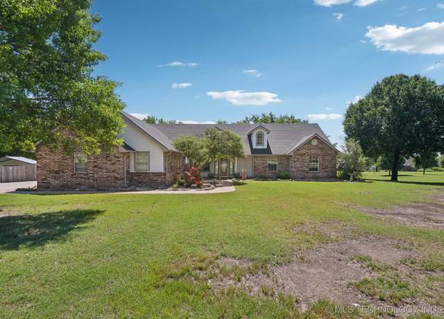 Property at 801 N Woodchuck Ln, Skiatook, OK 74070, 3 beds, 2.5 baths